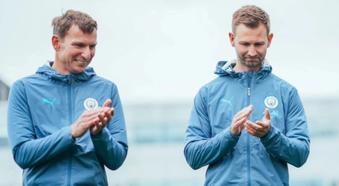 Vì sao Guardiola mời cựu trợ lý của Klopp về Man City? 1 Pep Lijnders (trái) trên sân tập của Man City.