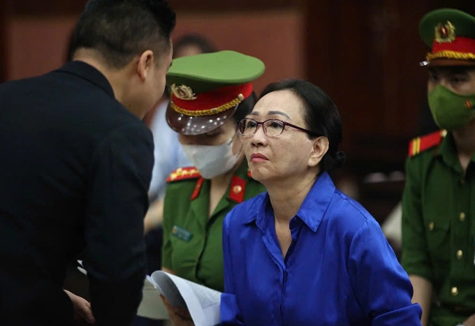Bà Trương Mỹ Lan làm việc với luật sư Giang Hồng Thanh tại phiên tòa phúc thẩm hồi cuối năm 2024. Ảnh: Như Quỳnh