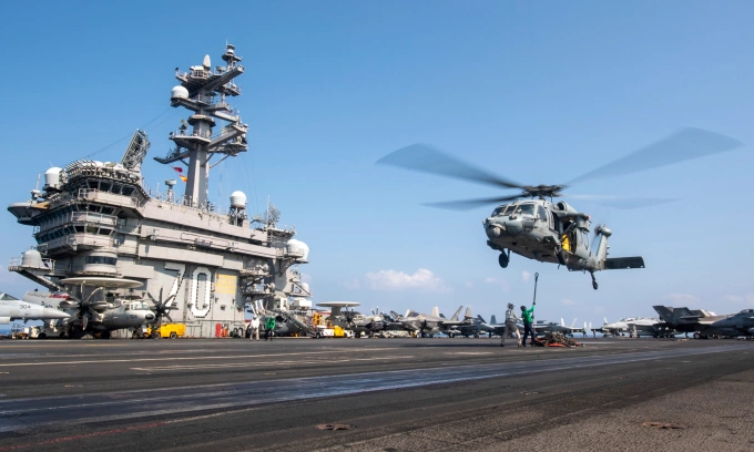 "Canh bạc lớn" của Tổng thống Trump khi tấn công Iran 1 Trực thăng MH-60S trên tàu sân bay USS Carl Vinson ở Trung Đông hồi tháng 4.